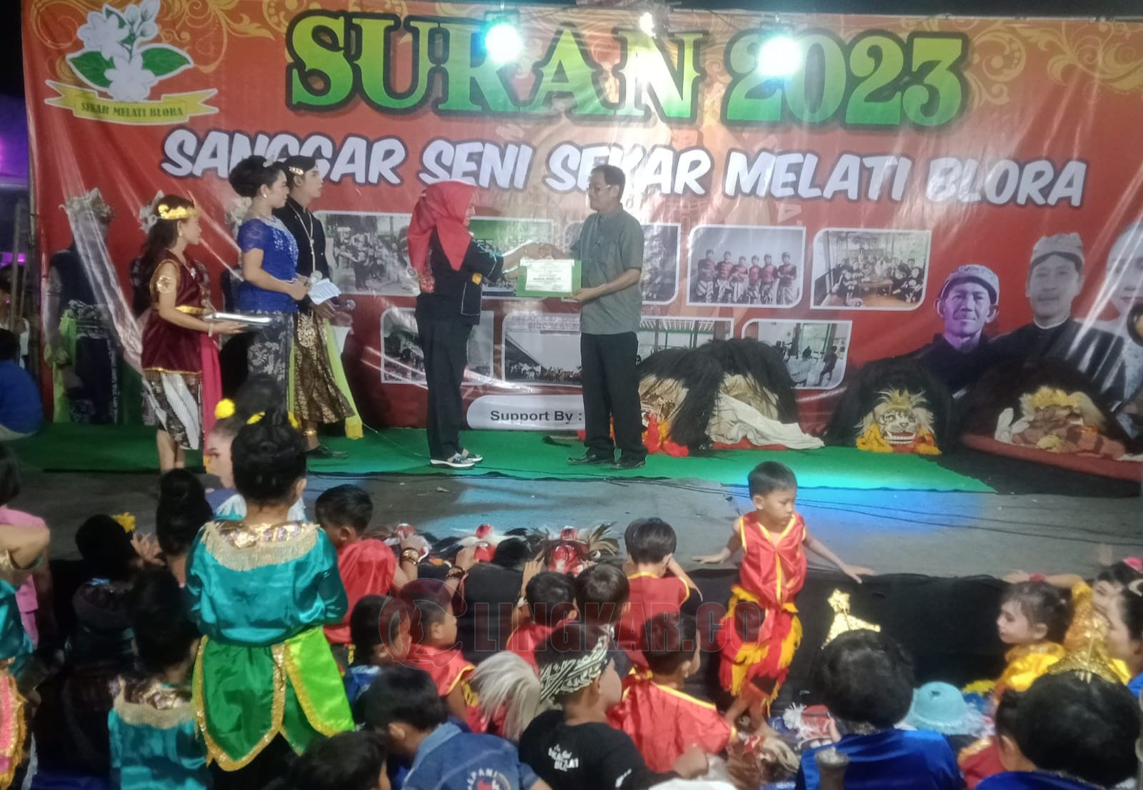 Foto : wakil bupati Tri Yuli Setyowati serahkan penghargaan pada lurah Tambahrejo Marthin Ukie Andhana/Lilik Yulianyoto