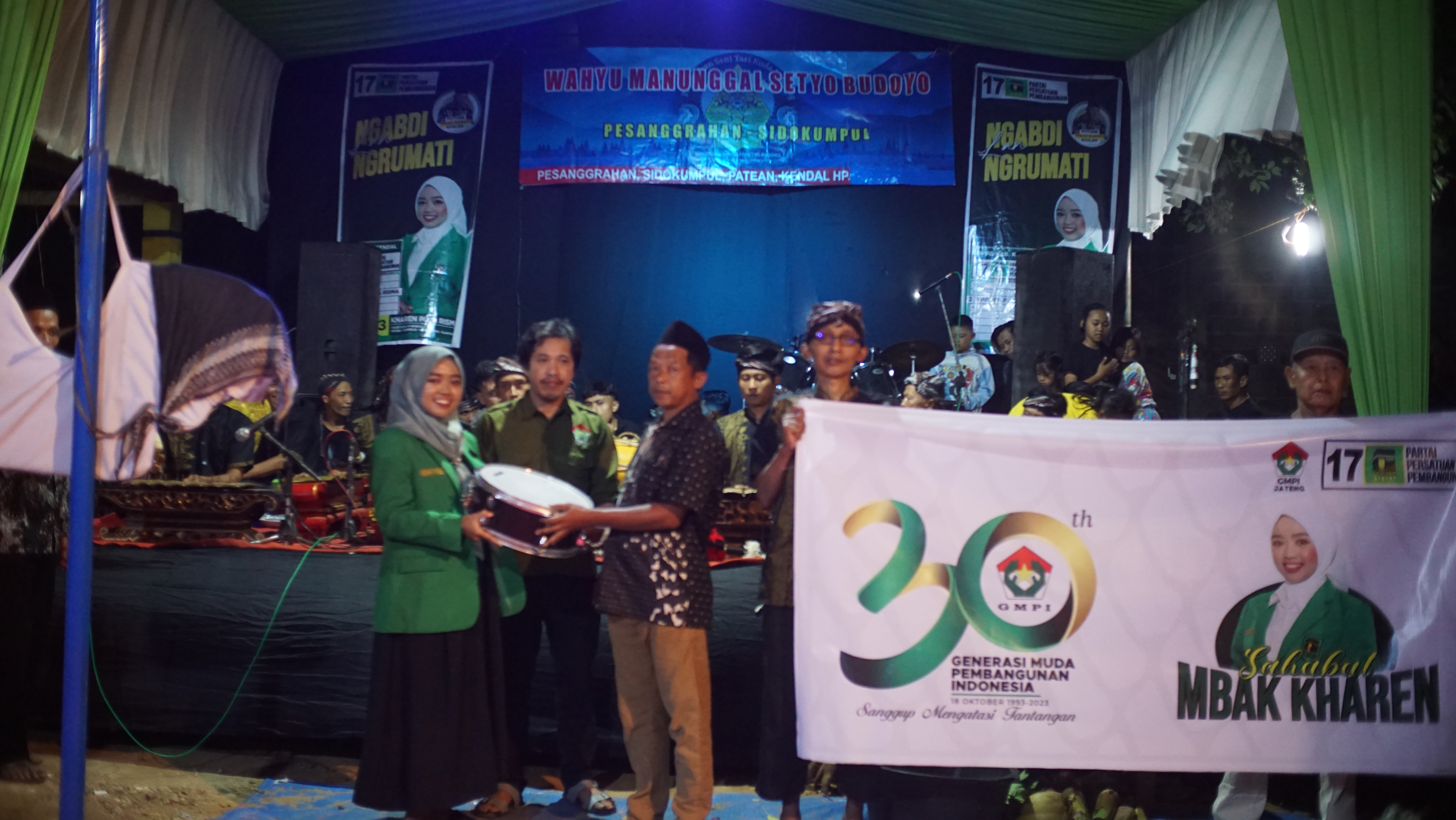 Ketua Lembaga Pers PW GMPI Jateng Kharen Puja Risma (kiri), Sekwil Farid Masduqi (tengah) dan Ketua Paguyuban Jaran Kepang Wahyu Manunggal Setyo Budoyo di Gelaran budaya dalam rangka Harlah Ke-30 GMPI, di Kendal. Foto: Nurseha