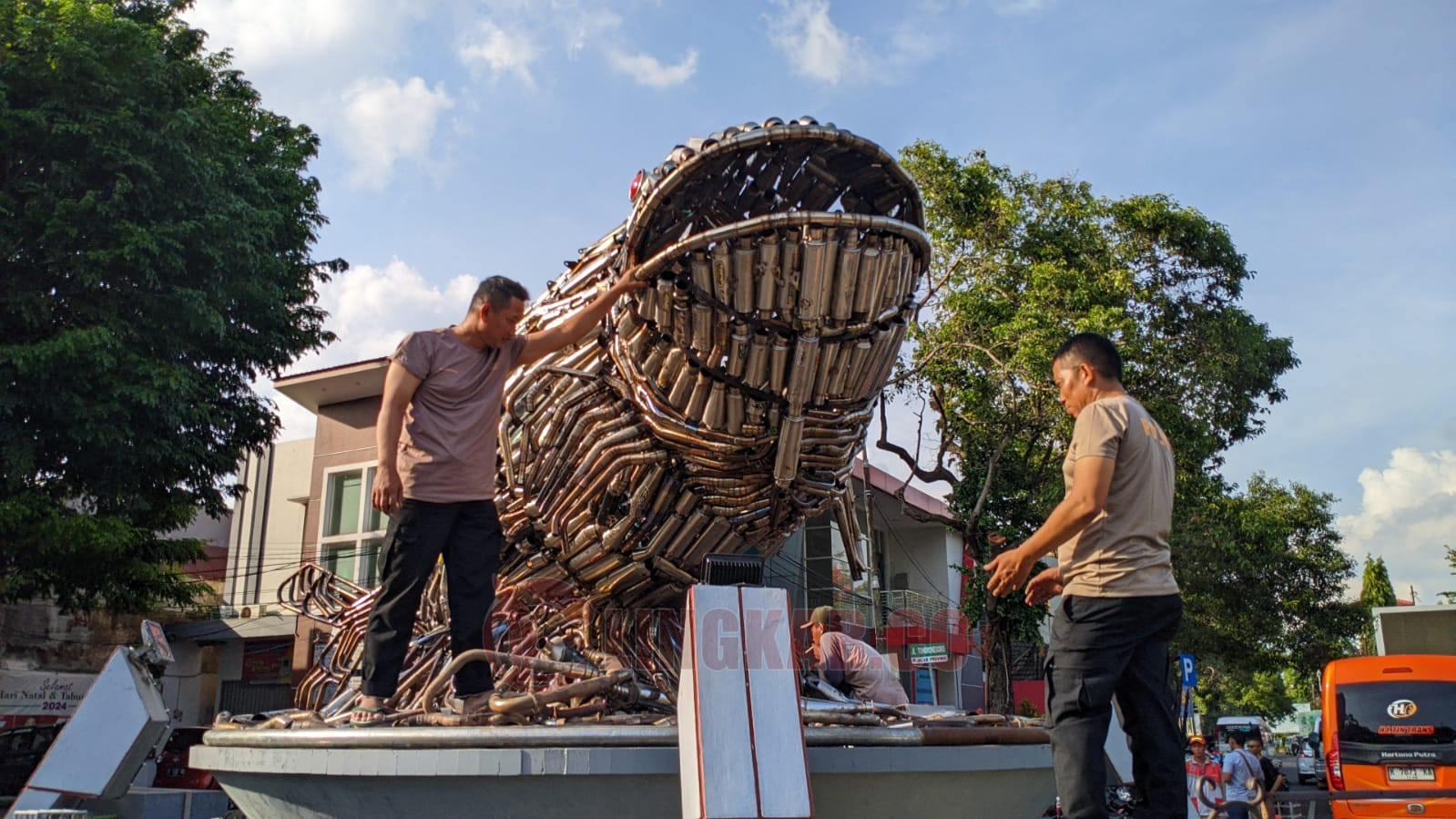 Pemasangan Monumen Bandeng dari knalpot brong. Miftahus Salam/Lingkar.co.