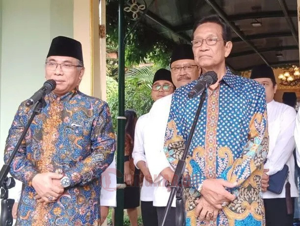 Ketua Umum PBNU KH Yahya Cholil Staquf (kiri) usai bertemu Gubernur DIY Sri Slultan HB X di Kompleks Kantor Kepatihan, Yogyakarta, Senin (29/1/2024). Foto: Istimewa.