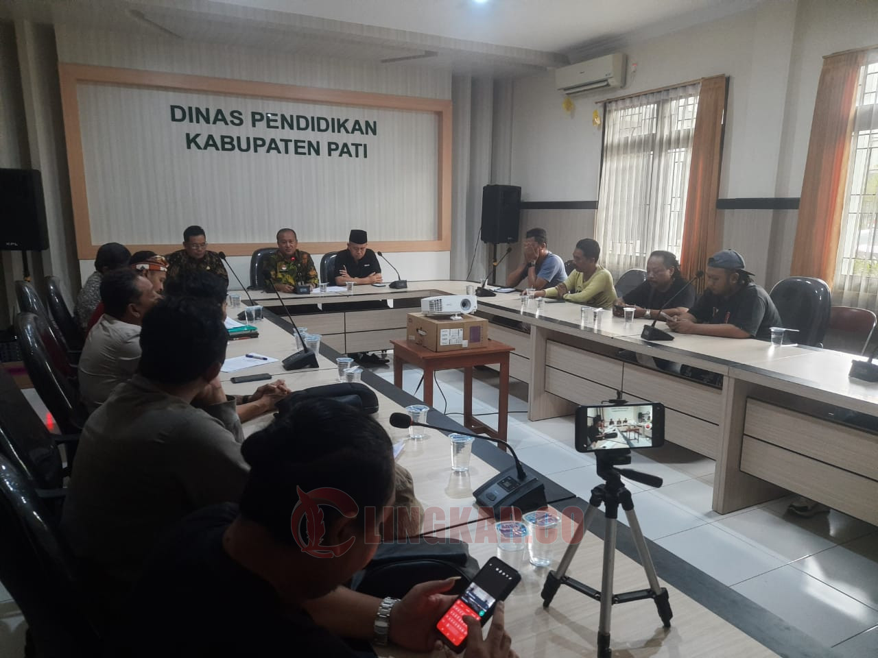 Audiensi warga dengan Disdikbud Pati, Jumat (2/2/2024). Foto: Miftahus Salam/Lingkar.co