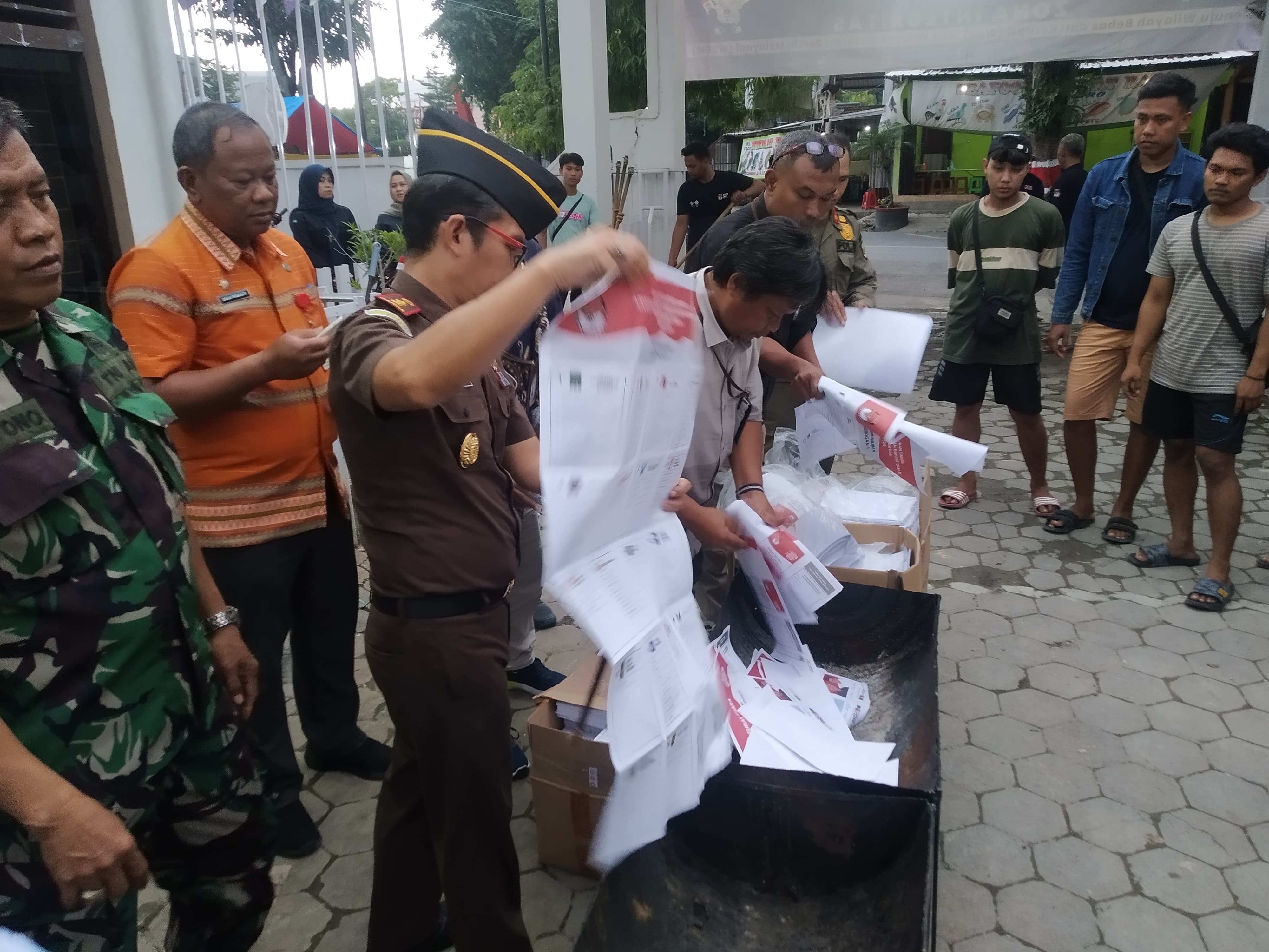 Pemusnahan surat suara Pemilu 2024 di halaman Kantor KPU Grobogan, Selasa (13/2). Foto: Dokumentasi.