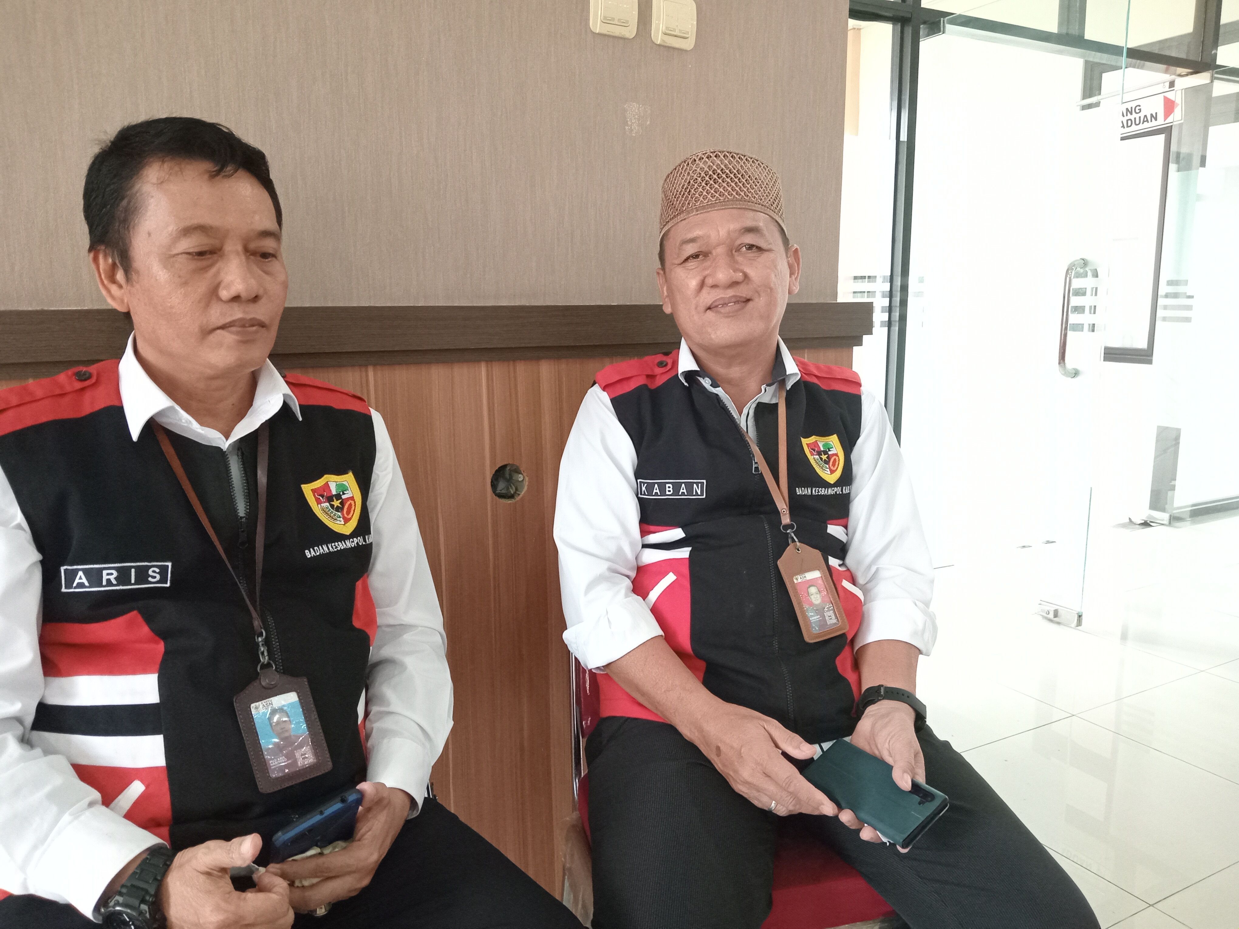 Kepala Badan Kesbangpol Pati Sugiyono (kanan) saat ditemui di sela-sela seleksi Paskibraka Pati tahun 2024 di Aula DinkopUMKM Pati, Rabu (20/3/2024). Foto: Miftahus Salam/Lingkar.co