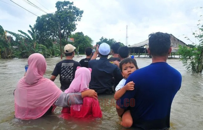 Warga Demak harus mengungsi setelah Sungai Wulan Jebol pada Minggu (17/3/2024). Foto: Antara.