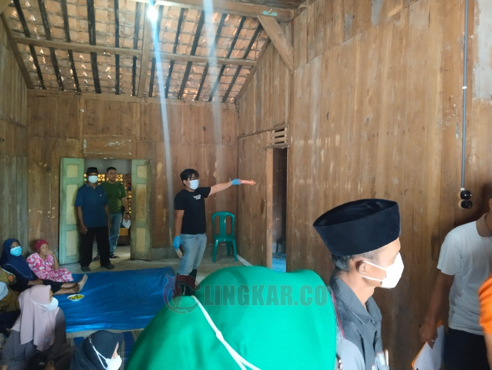 Polisi melakukan olah TKP di rumah korban. Foto: Dokumentasi.
