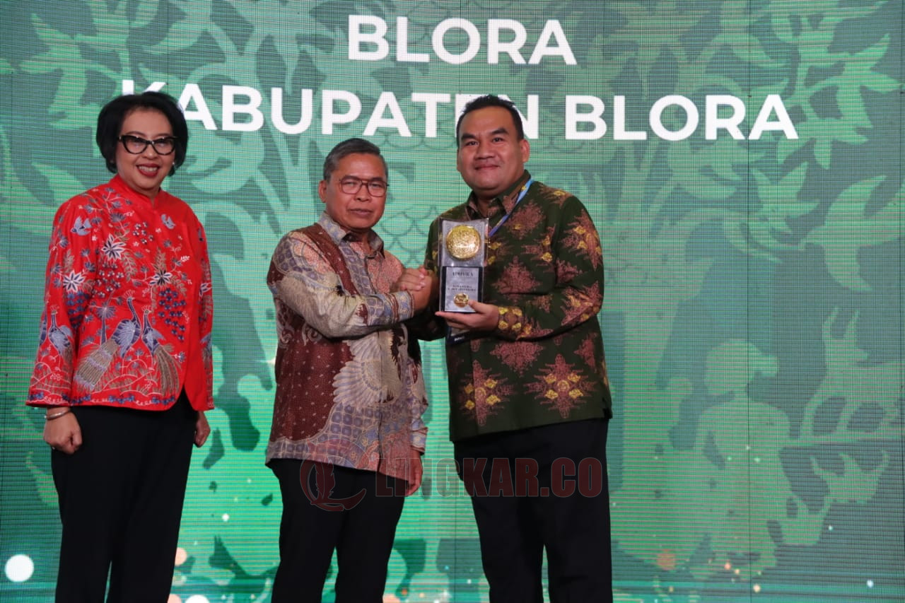 Bupati Blora H. Arief Rohman, S.IP., M.Si., menerima langsung Penghargaan Adipura di Auditorium Soedjarwo, Gedung Manggala Wanabhakti KLHK Jakarta Pusat, Selasa (5/3/2024). Foto: Dokumentasi.