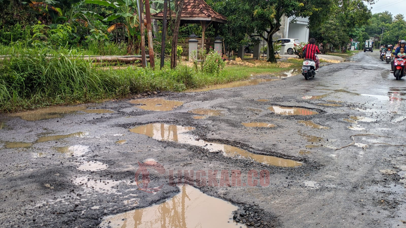 Kondisi Jalan Gabus-Tambakromo rusak parah. Foto: Miftahus Salam/Lingkar.co
