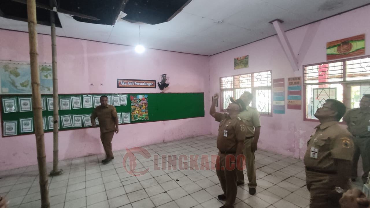 Pemkab Pati saat meninjau salah satu sekolah rusak. Foto: Istimewa.