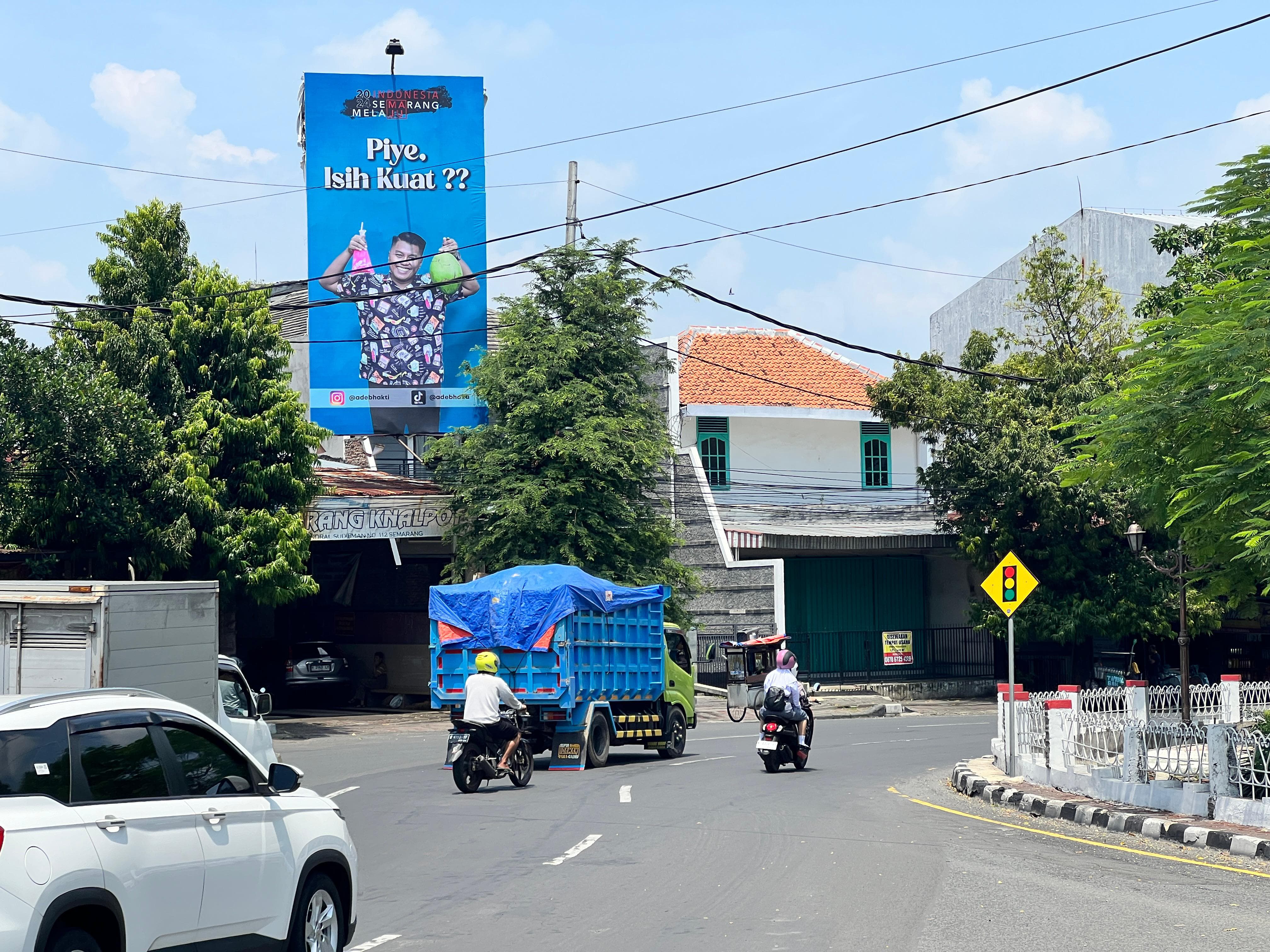 Baliho Ade Bhakti di salah satu jalan protokol di Kota Semarang. Foto: Muhamad Nurseha/Lingkar.co