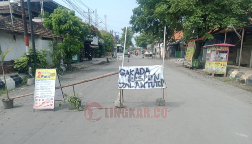 Jalan WR Supratman Juwana, Pati diblokir warga. Foto: Miftahus Salam/Lingkar.co