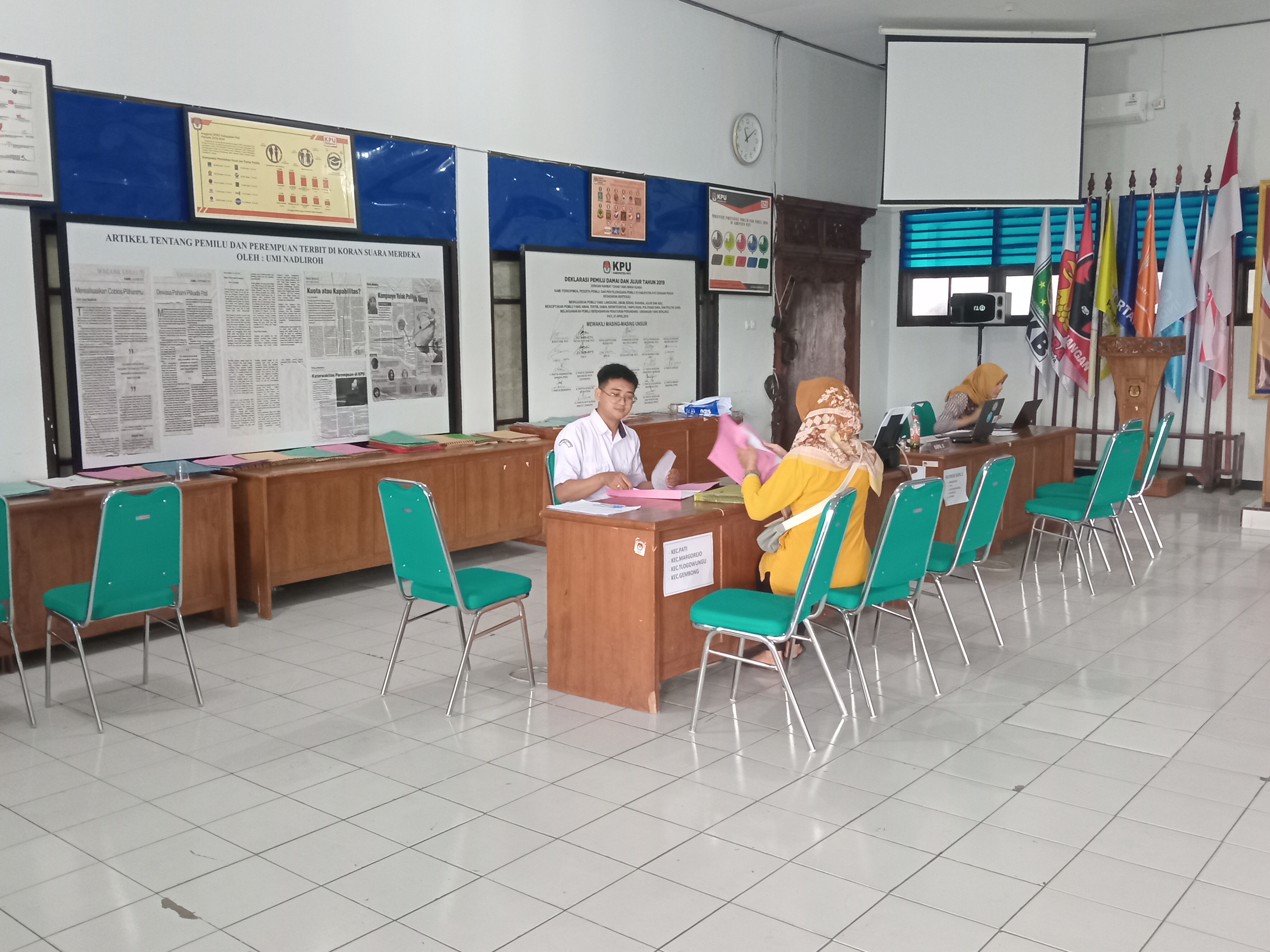 Pengumpulan berkas pendaftaran PPK di Kantor KPU Pati, Senin (29/4/2024). Foto: Miftahus Salam/Lingkar.co