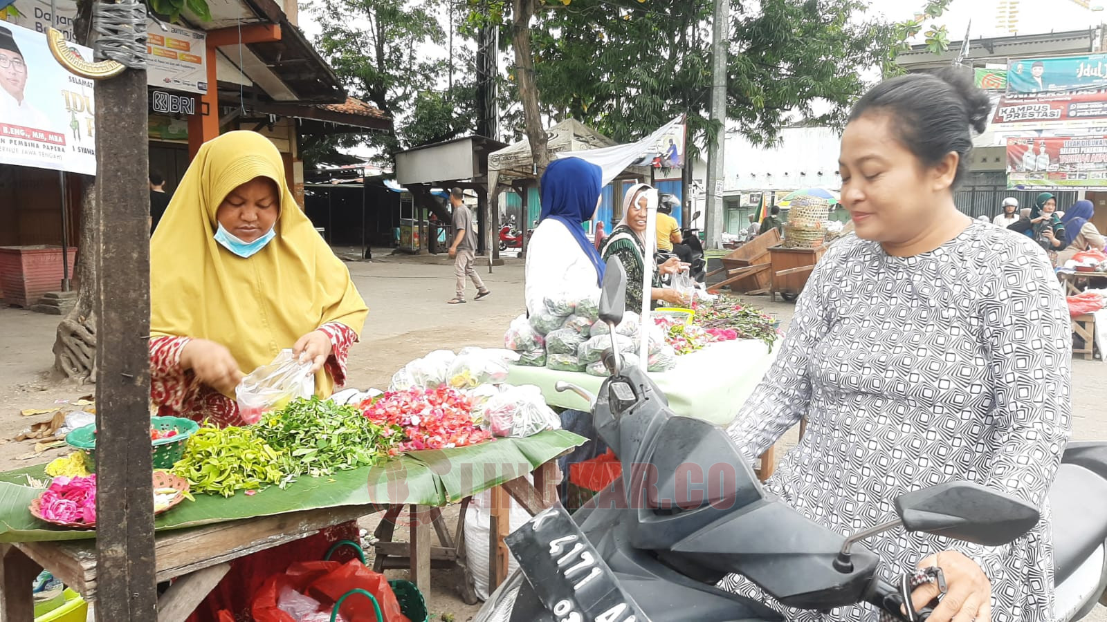 Pedagang bunga tabur menjajakan dagangannya di sekitar Pasar Rembang. Foto: Humas Pemkab Rembang.