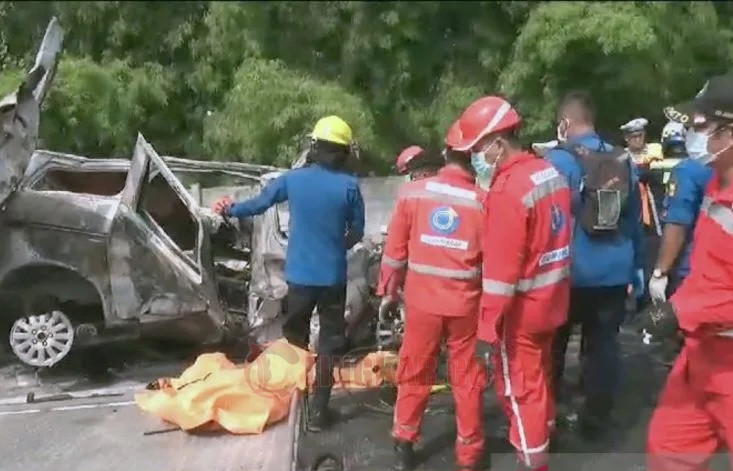 Evakuasi korban kecelakaan di KM 58 jalan Tol Jakarta-Cikampek. Foto: Antara.