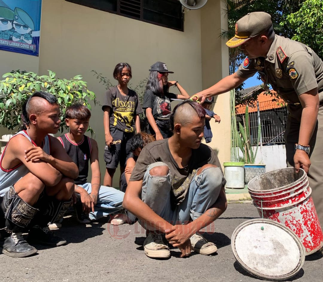 Satpol PP Pati amankan anak punk, Senin (6/5/2024). Foto: Miftahus Salam/Lingkar.co