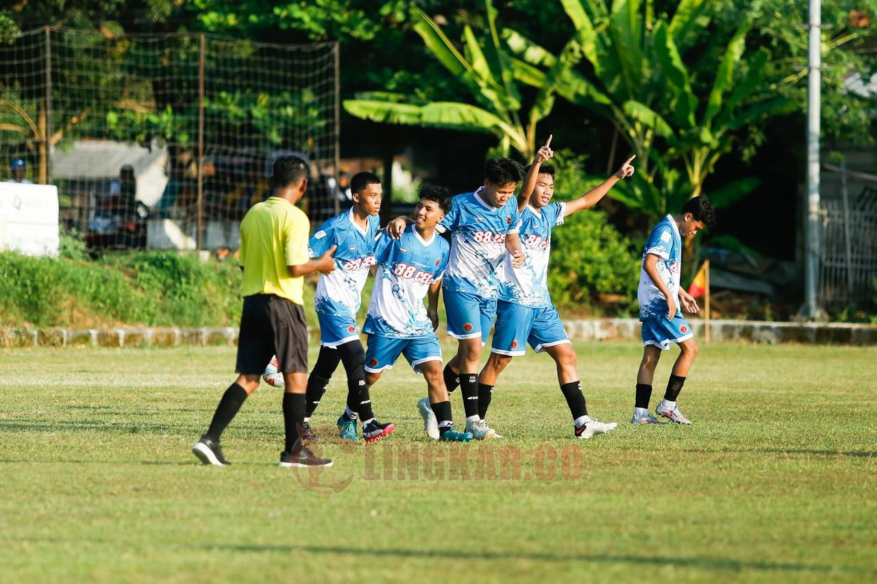 Kenzo bersama pemain Putra GM lainnya saat merayakan gol yang berhasil masuk ke gawang Megawon FC pada Sukun U17 League di Lapangan Megawon, Kecamatan Jati, Jumat (24/5/2024).