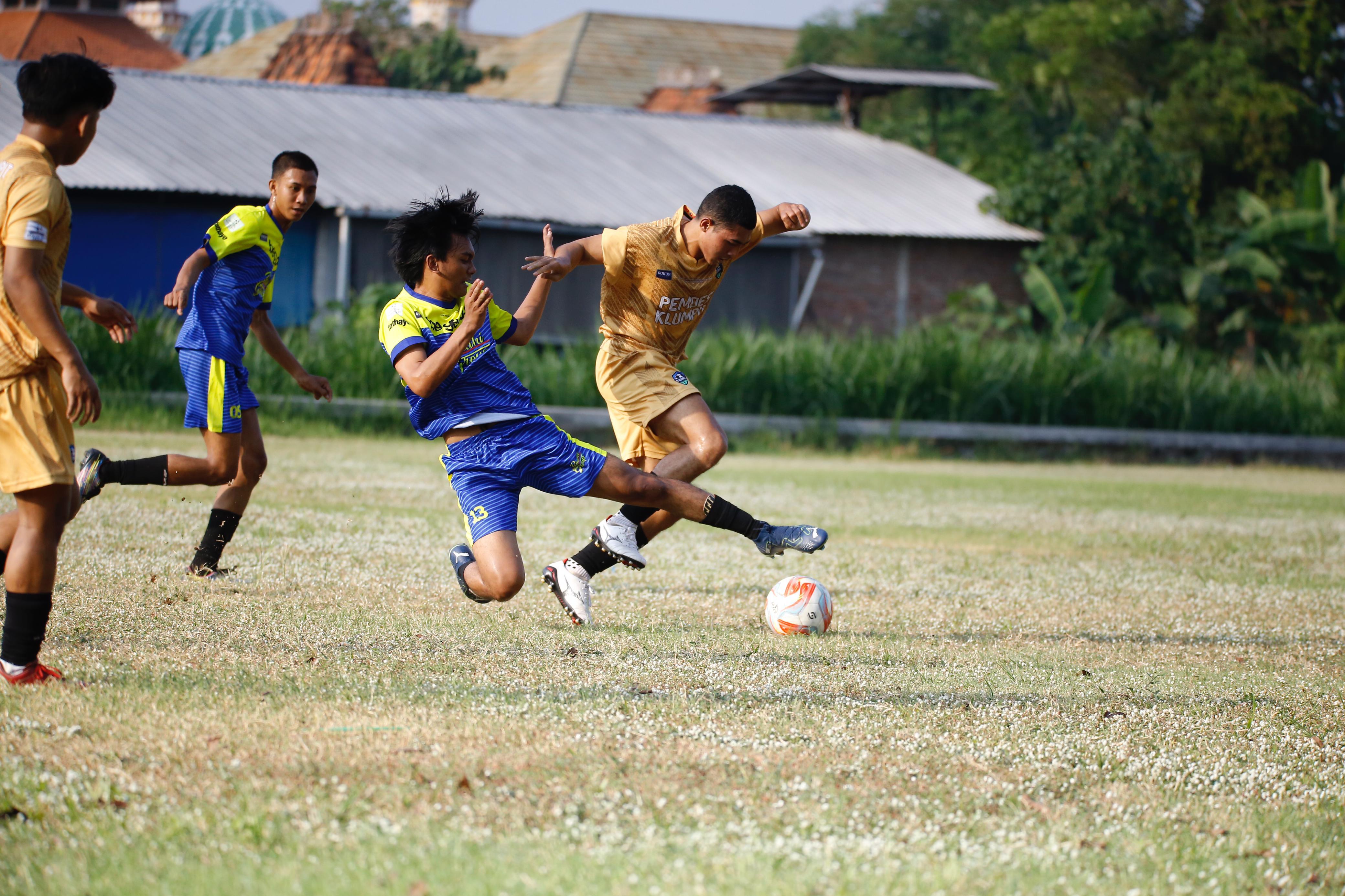 Parkid FC Prambatan Kidul saat bertanding melawan PS Klumpit di Lapangan Desa Prambatan Kidul, Minggu (25/5/2024). Foto: Istimewa.