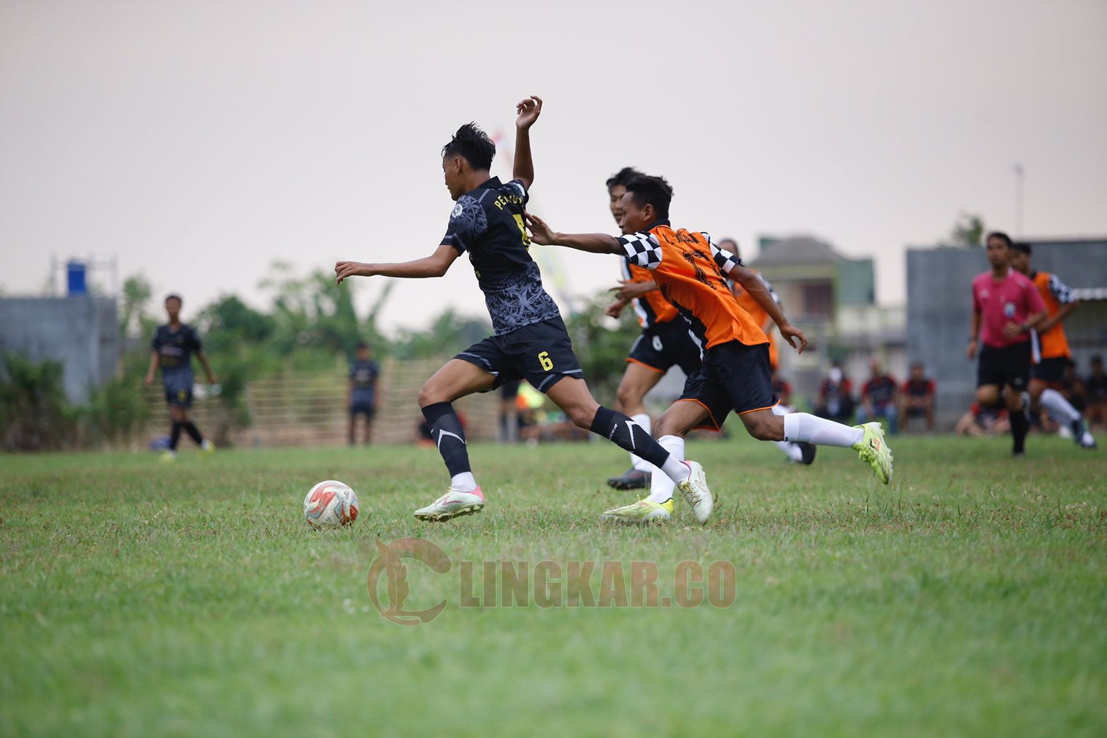 Pertandingan antara Persigala vs Persilo di Lapangan Desa Loram Kulon, Kecamatan Jati, Minggu (2/6/2024). Foto: Istimewa.