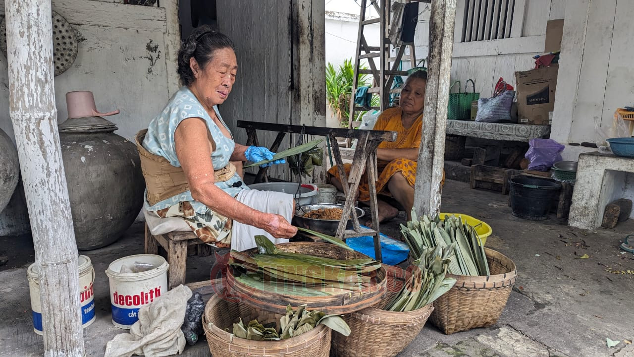 Pembuat bakcang dan kwecang di Lasem kebanjiran orderan di momen upacara sembahyang bakcang. Foto: Humas for Lingkar.co