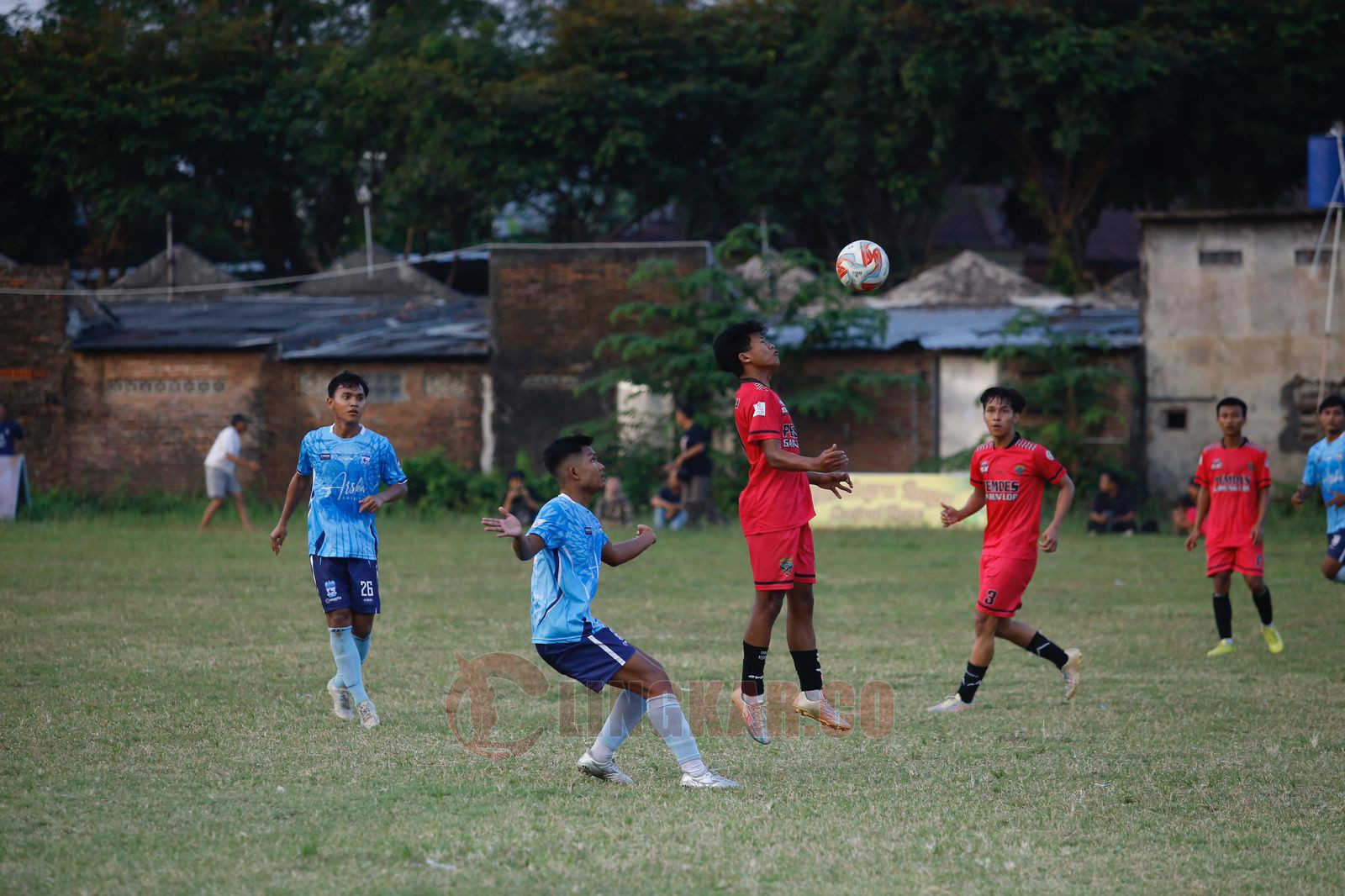 Persigala (Garung Lor) vs Lawet FC (Loram Wetan) saat bertanding di Lapangan Gelora Buri Kios Desa Garung Lor, Kecamatan Kaliwungu, Kabupaten Kudus, Sabtu (8/6/2024).