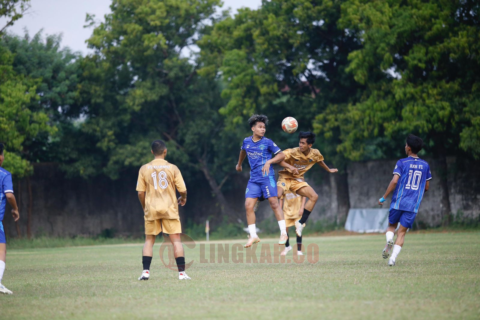 PS Klumpit saat bertanding melawan AMN FC di Lapangan Djambu Bol Desa Ngembalrejo, Kecamatan Jati, Kabupaten Kudus, Minggu (9/6/2024).