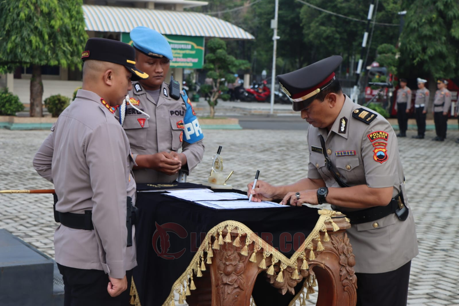 Sertijab Kasat Res Narkoba dan Kapolsek Winong di lapangan apel Mapolresta Pati pada Jumat (14/06/2024). Foto: Miftahus Salam/Lingkar.co
