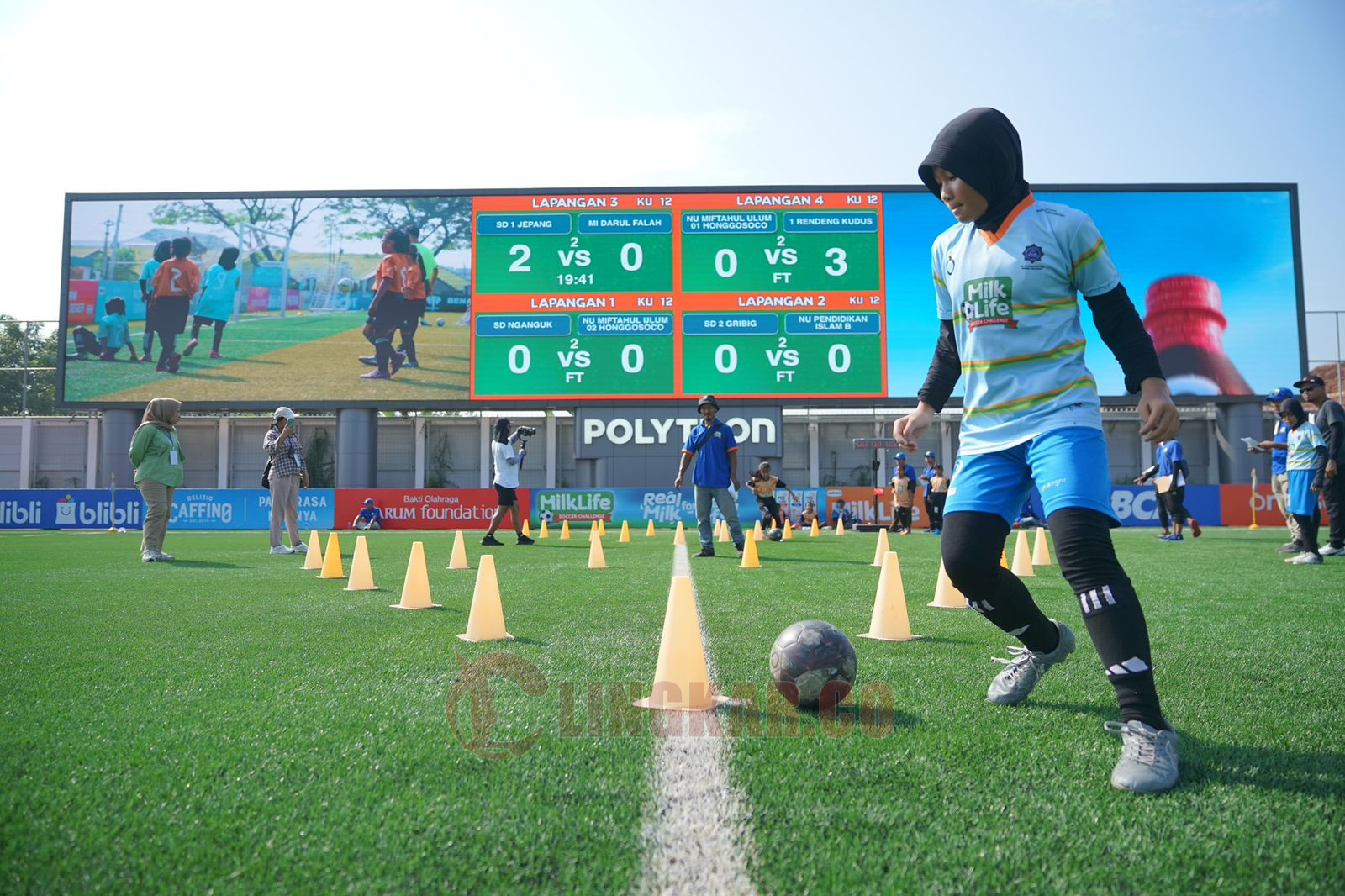 Seorang siswi menunjukan ketangkasannya dalam MilkLife Soccer Challenge-Kudus Series 2 2024 di Supersoccer Arena Rendeng, Kudus, Jumat (14/6/2024). Foto: Istimewa.