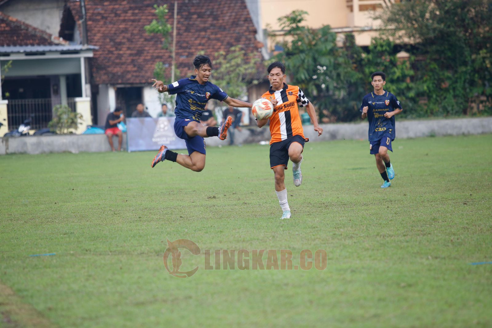 PSB Bacin (Bacin) saat bertanding melawan Persilo (Loram Kulon) dalam Sukun U23 League Pekan Ketujuh di Lapangan Desa Bacin, Kecamatan Bae, Kabupaten Kudus, Kamis (13/06/24). Foto: Istimewa.