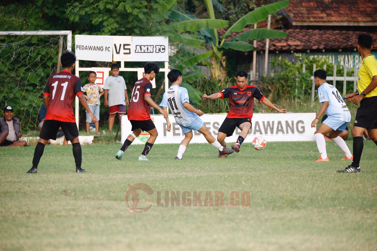 Pedawang FC saat melawan AMN FC (Ngembalrejo) dalam Sukun U23 League di Lapangan Desa Pedawang, Kecamatan Bae, Kabupaten Kudus, Jumat (14/06/24). Foto: Istimewa.