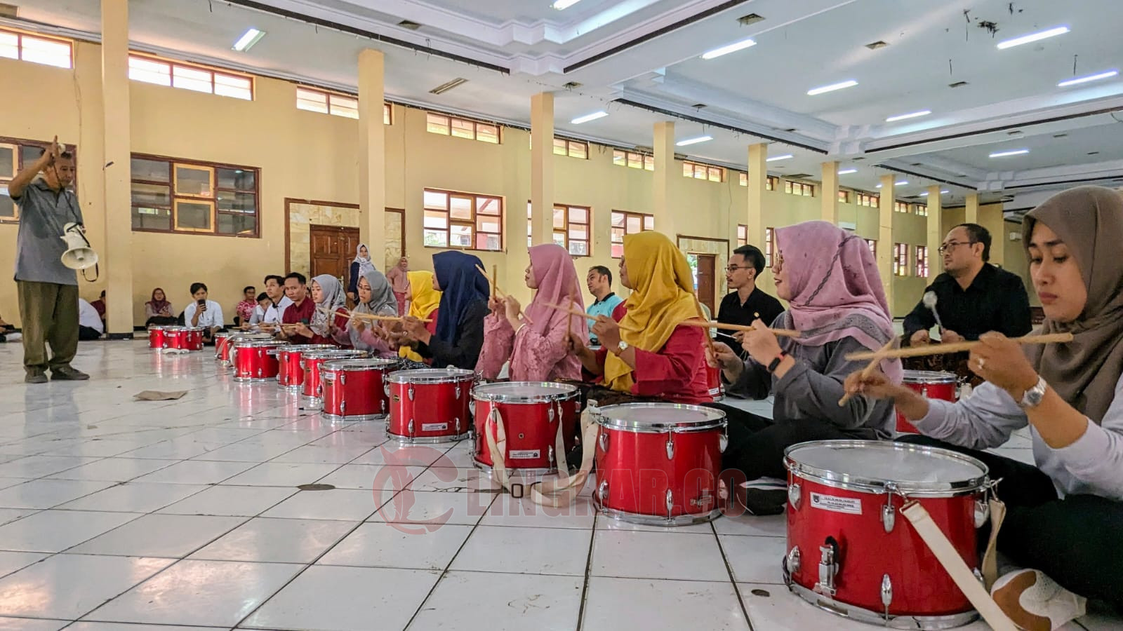 Puluhan ASN di lingkungan Pemkab Rembang dilatih untuk menjadi anggota grup drum band KORPRI di Balai Kartini pada Kamis (20/6/2024). Foto: Humas for Lingkar.co