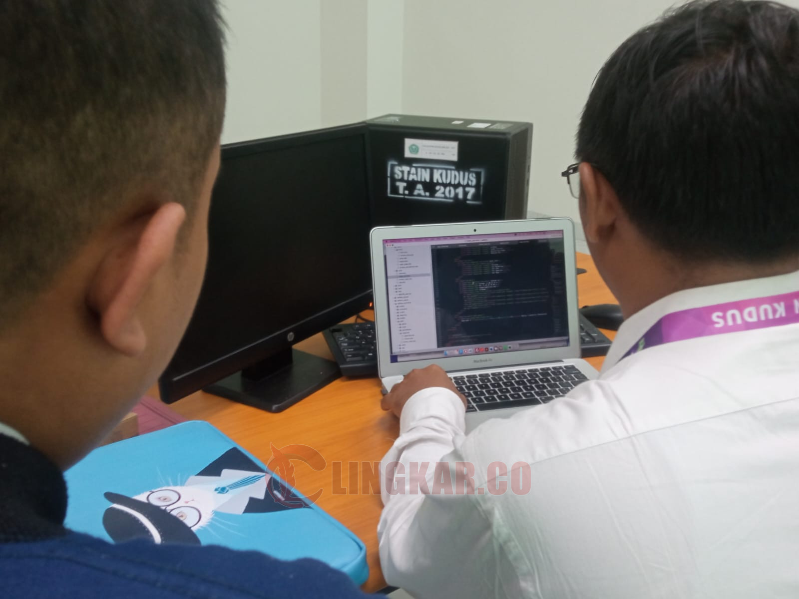 Tim TIPD IAIN Kudus mengecek server untuk menjaga dari serangan situs judi online. Foto: Istimewa.