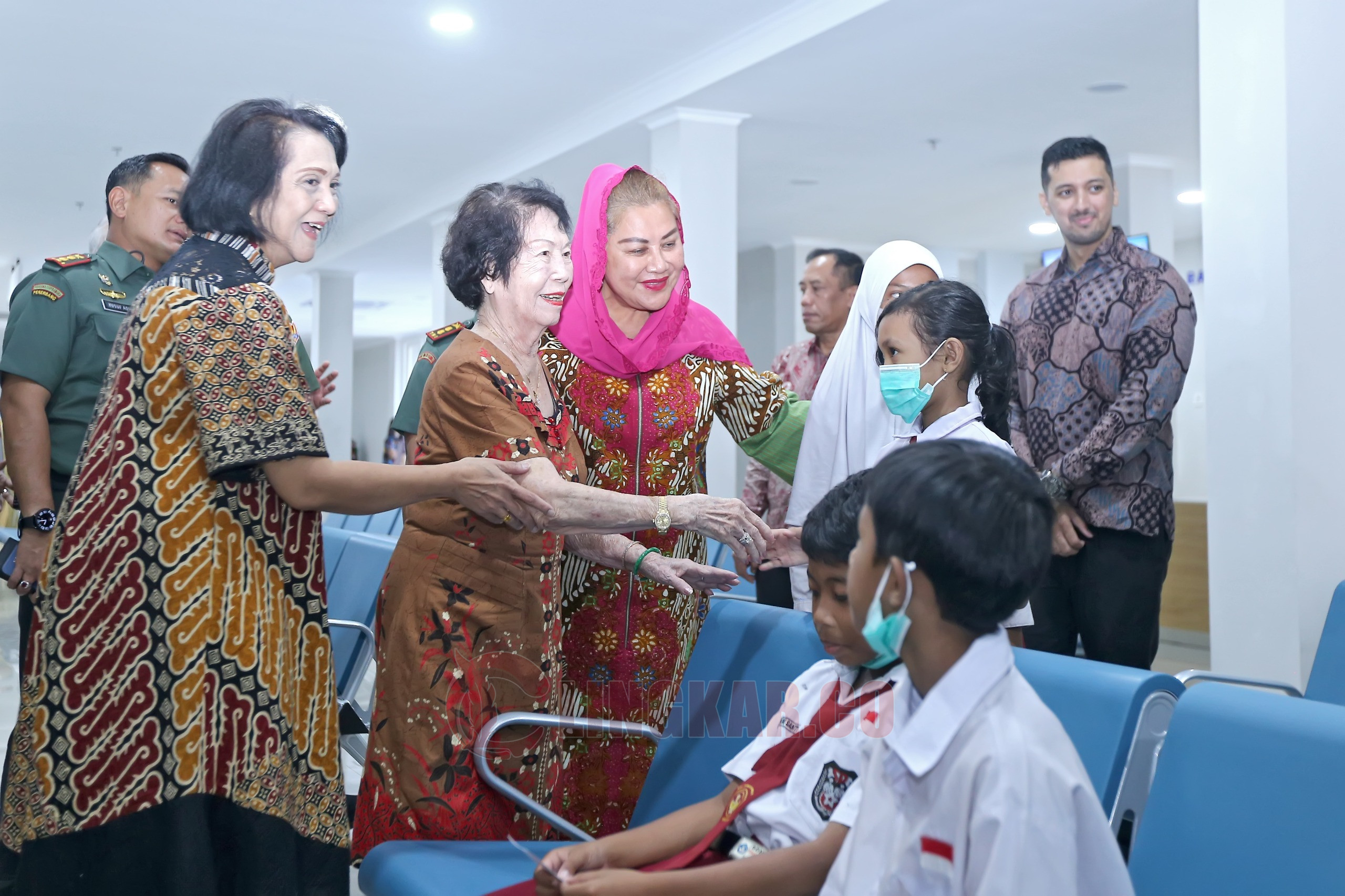 Wali Kota Semarang Hevearita Gunaryanti Rahayu (Mbak Ita) bersama pemilik Rumah Sakit Samsoe Hidajat dan jajaran direksi. Lingkar.co