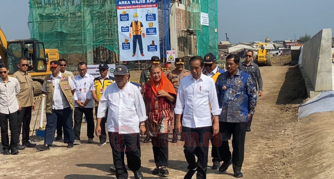 Presiden RI, Joko Widodo didampingi Wali Kota Semarang, Hevearita Gunaryanti Rahayu mengecek proyek penanganan banjir dan rob untuk wilayah Pesisir Utara di wilayah Tambaklorok, Kecamatan Semarang Utara, Kota Semarang, Senin (17/6/2024).