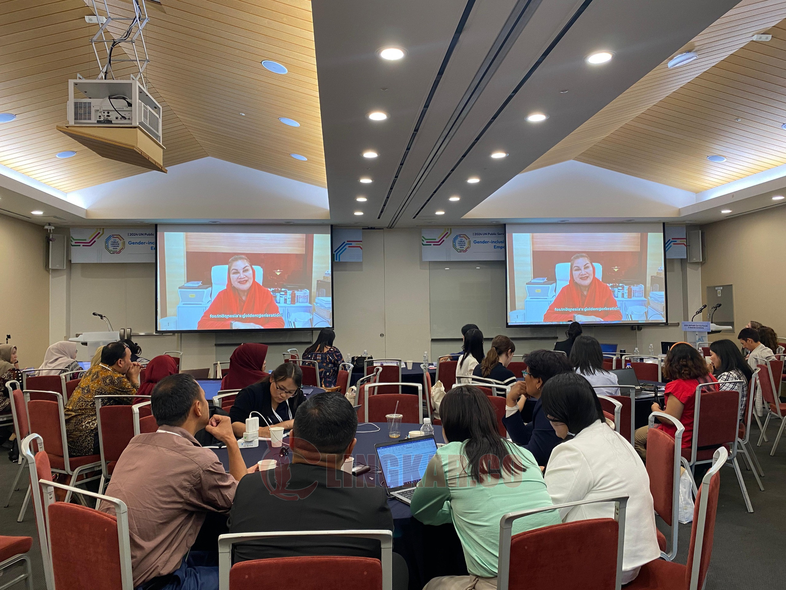 Wali Kota Semarang, Hevearita Gunaryanti Rahayu saat memberikan materi sharing session program penanganan stunting dalam ajang UN Public Services Forum di Incheon, Korea Selatan, Selasa (25/6/2024). Furiahawe/Lingkar.co