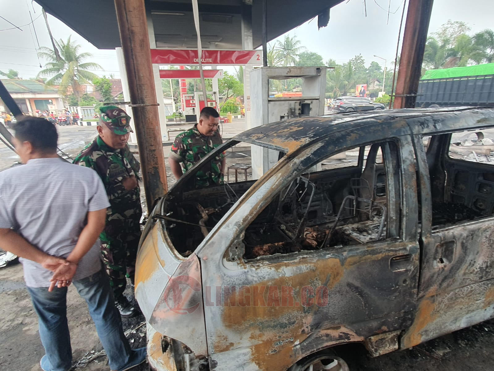 Minibus yang terbakar di SPBU 44.591.29 Bakalan, Kecamatan Dukuhseti, Kabupaten Pati pada Selasa (2/7/2024). Foto: Istimewa.