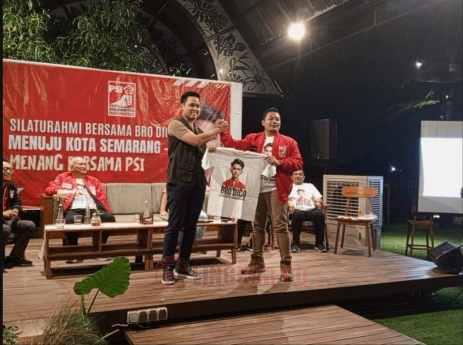 Penyerahan kaos bertuliskan "Bro Dico" oleh Ketua DPD PSI Kota Semarang Bangkit Mahanantiyo kepada Dico M Ganinduto dalam kegiatan Silaturahmi Politik yang digelar pada Sabtu (13/7/2024). Foto: Istimewa.