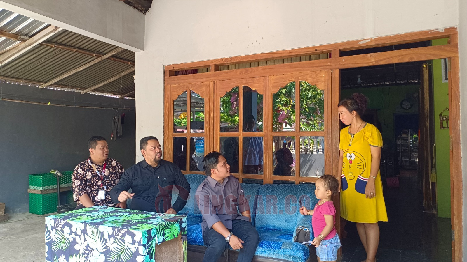 Bawaslu Pati bersama Panwascam dan PKD saat melakukan Patroli Kawal Hak Pilih ke beberapa desa di Kecamatan Sukolilo. Foto: Bawaslu Pati for Lingkar.co