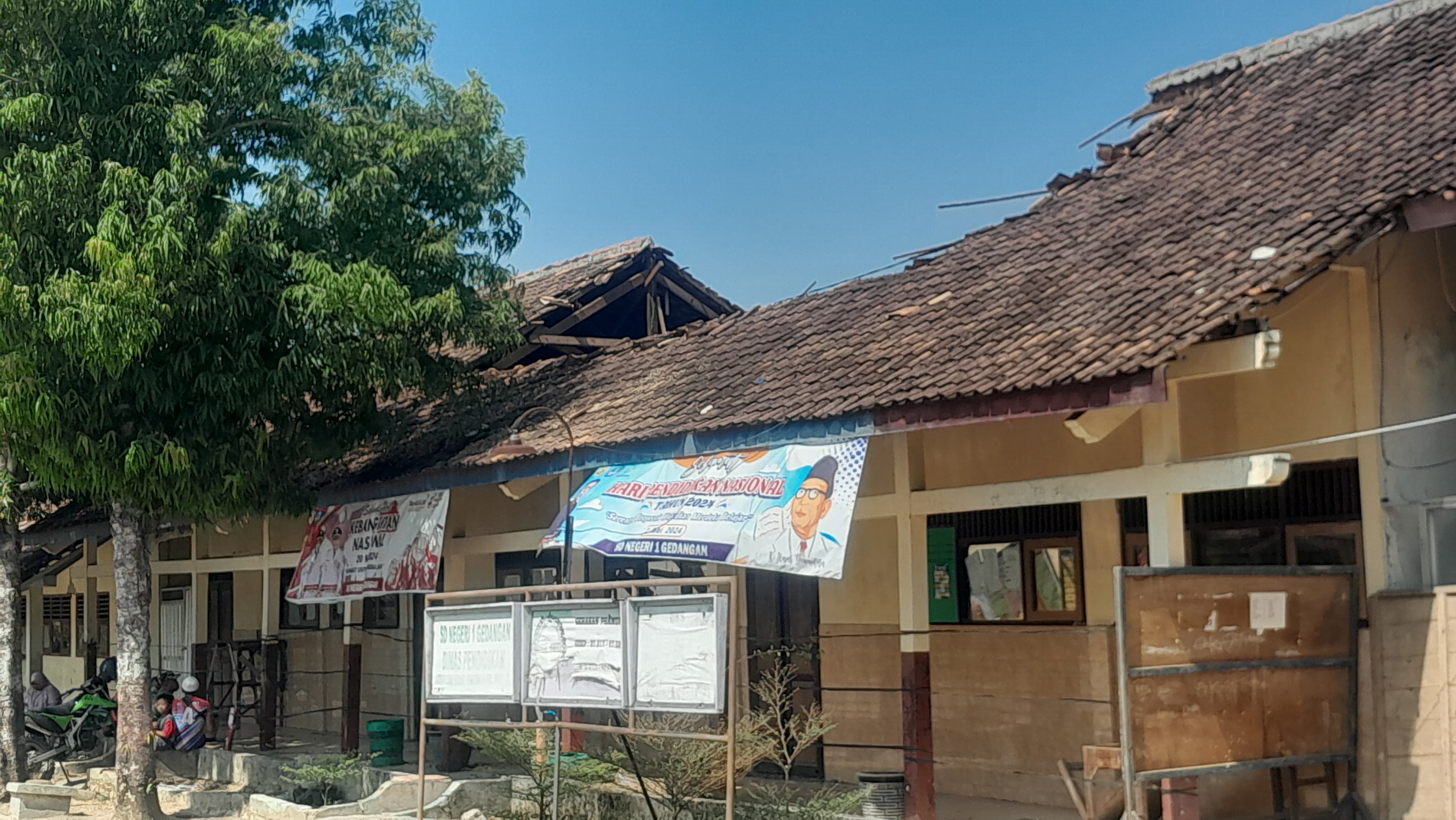 Atap SDN 1 Gedangan ambrol akibat dimakan rayap. Foto: Istimewa.