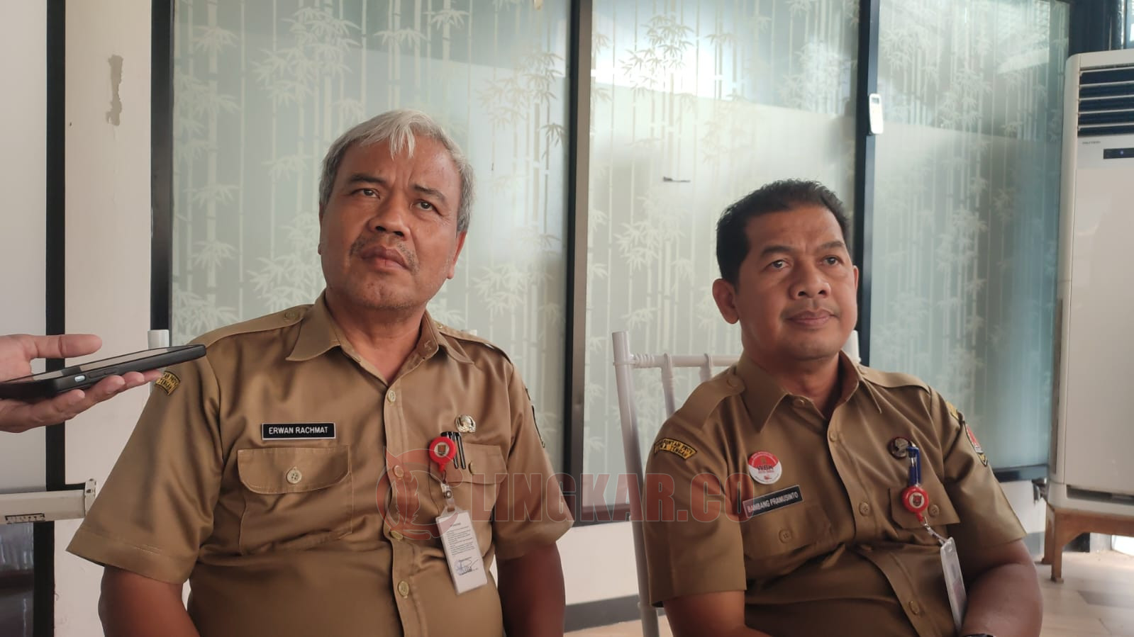 Kepala Dinas Pendidikan (Disdik) Kota Semarang, Bambang Pramusinto (kanan) bersama Sekretaris Dinas Pendidikan Kota Semarang, Erwan Rachmat (kiri). Kharenrisma/Lingkar.co