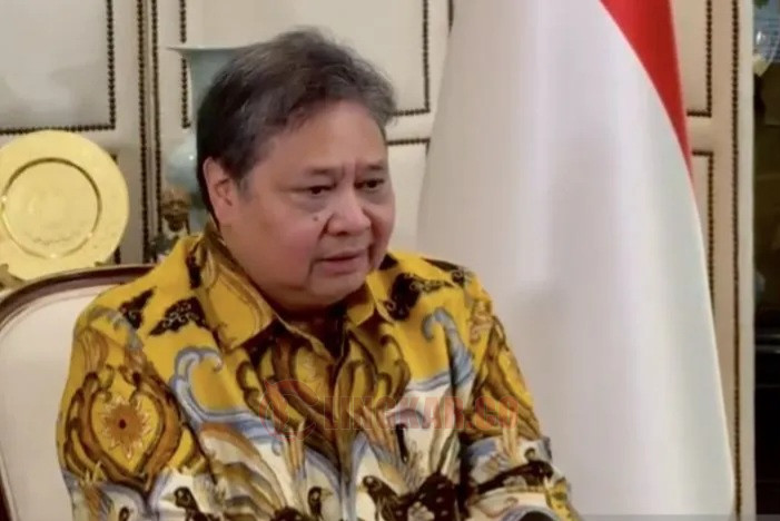 Tangkapan layar Airlangga Hartarto mengumumkan pengunduran dirinya sebagai ketua umum DPP Partai Golkar dalam sebuah video yang disiarkan Partai Golkar di Jakarta, Minggu (11/8/2024). Foto: Istimewa.