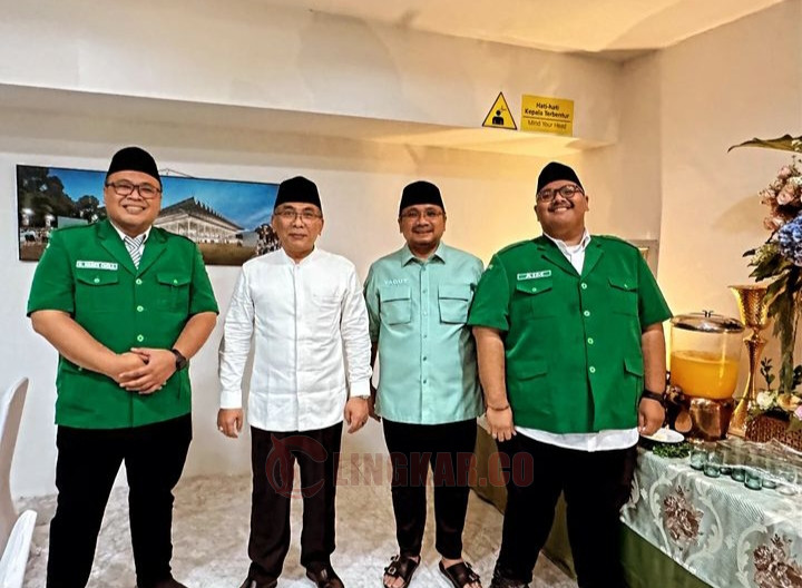 Ketua DPC PKB Rembang Mochamad Hanies Cholil Barro' (paling kiri) saat bersama Ketua Umum PBNU KH Yahya Cholil Staquf (dua dari kiri) dan Menteri Agama Yaqut Cholil Qoumas (dua dari kanan). Foto: Istimewa.