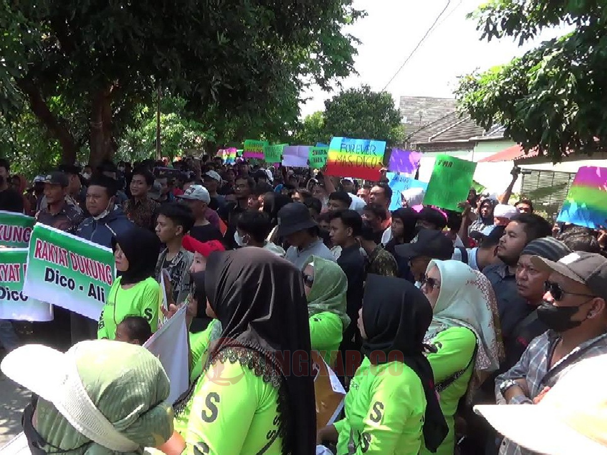 Massa aksi dari Forum Masyarakat Peduli Demokrasi Kendal saat melakukan long march menuju kantor Bawaslu Kendal. Foto: Wahyudi/ Lingkar.co