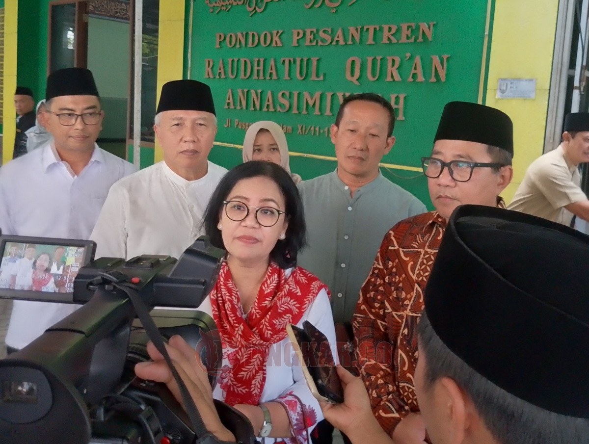 Calon Wali Kota Semarang dari PDI Perjuangan, Agustina Wilujeng Pramestuti saat wawancara media seusai silaturahmi dengan PCNU Kota Semarang di PP Raudlatul Qur'an An Nasimiyyah beberapa waktu lalu. Foto: Rifqi/Lingkar.co