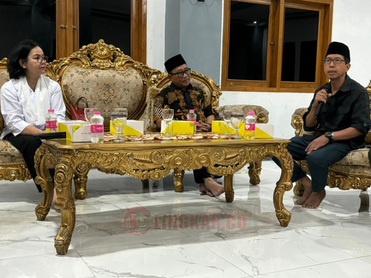 Agustina Wilujeng Pramestuti dan Iswar Aminuddin saat bersilaturahmi ke LDII Jawa Tengah. Foto: dokumentasi