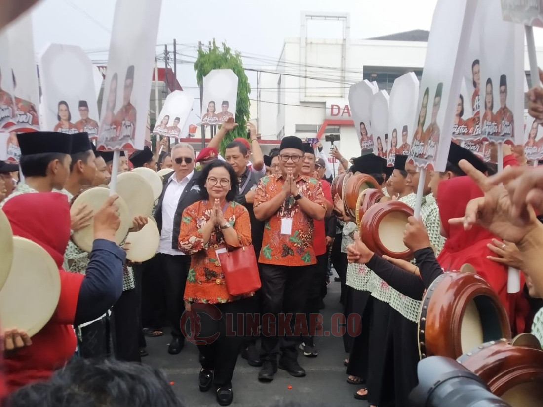 Pasangan calon wali kota dan wakil wali kota Semarang Agustina-Iswar saat berada diantara tim relawan Semarang Gumuyu menuju kantor KPU Kota Semarang. Foto: istimewa