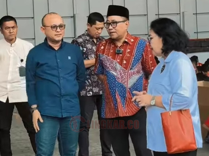 Pasangan calon wali kota Semarang Agustina-Iswar saat mengunjungi sebuah pabrik motor listrik. Foto: istimewa