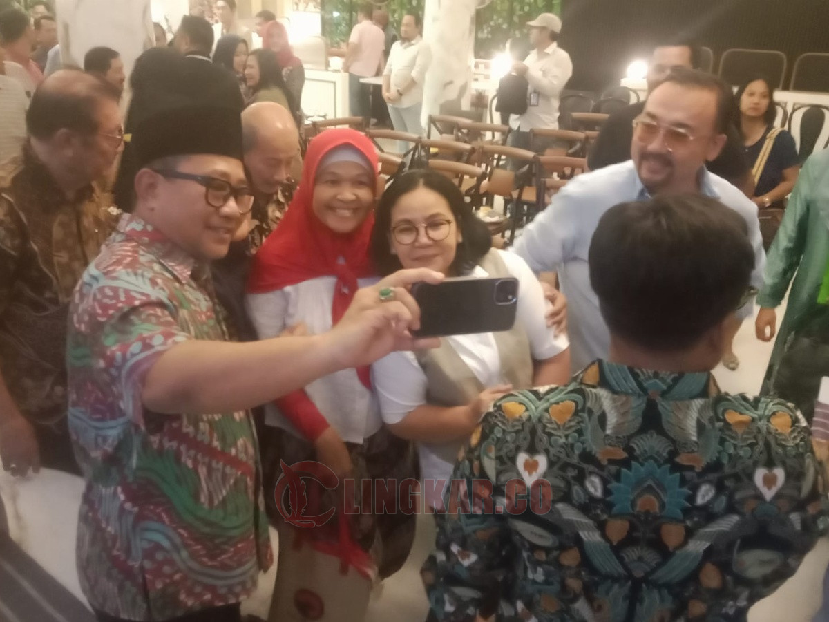 Paslon Wali Kota Semarang nomor 01, Agustina-Iswar saat berswafoto seusai kegiatan. Foto: Bojes/Lingkar.co
