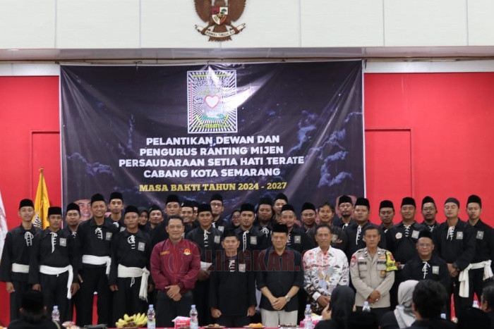 Pengurus PSHT Mijen dan jajaran Forkopimcan Mijen berfoto bersama seusai pelantikan pengurus PSHT Mijen periode 2014-2027 di balai kelurahan Jatibarang Mijen Kota Semarang. Foto: dokumentasi