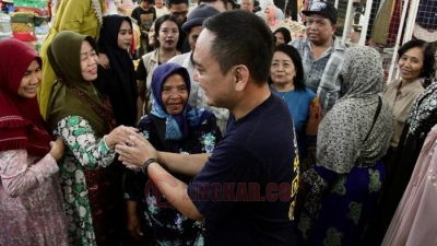 Calon Wali Kota Semarang, Yoyok Sukawi melakukan blusukan dan berdiskusi dengan pedagang di Pasar Johar, Kelurahan Kauman, Senin (21/10/2024) siang. Foto: dokumentasi
