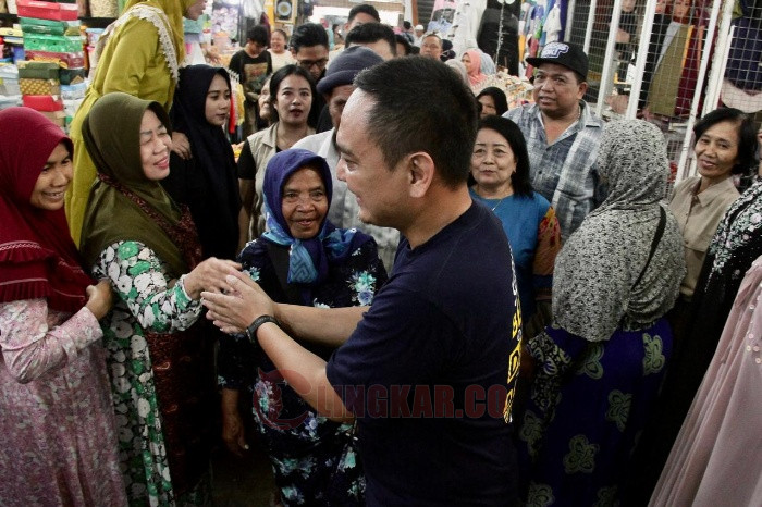 Calon Wali Kota Semarang, Yoyok Sukawi melakukan blusukan dan berdiskusi dengan pedagang di Pasar Johar, Kelurahan Kauman, Senin (21/10/2024) siang. Foto: dokumentasi