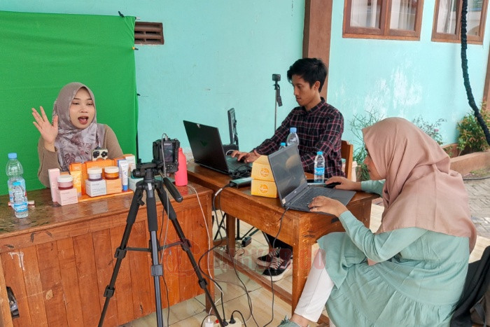 Paragon Corp sebagai salah satu perusahaan kosmetik terbesar di Indonesia menggandeng Robithoh Ma'ahid Islamiyah Nahdlatul Ulama (RMINU) Jawa Tengah untuk melakukan program Santri Generasi Keren.
